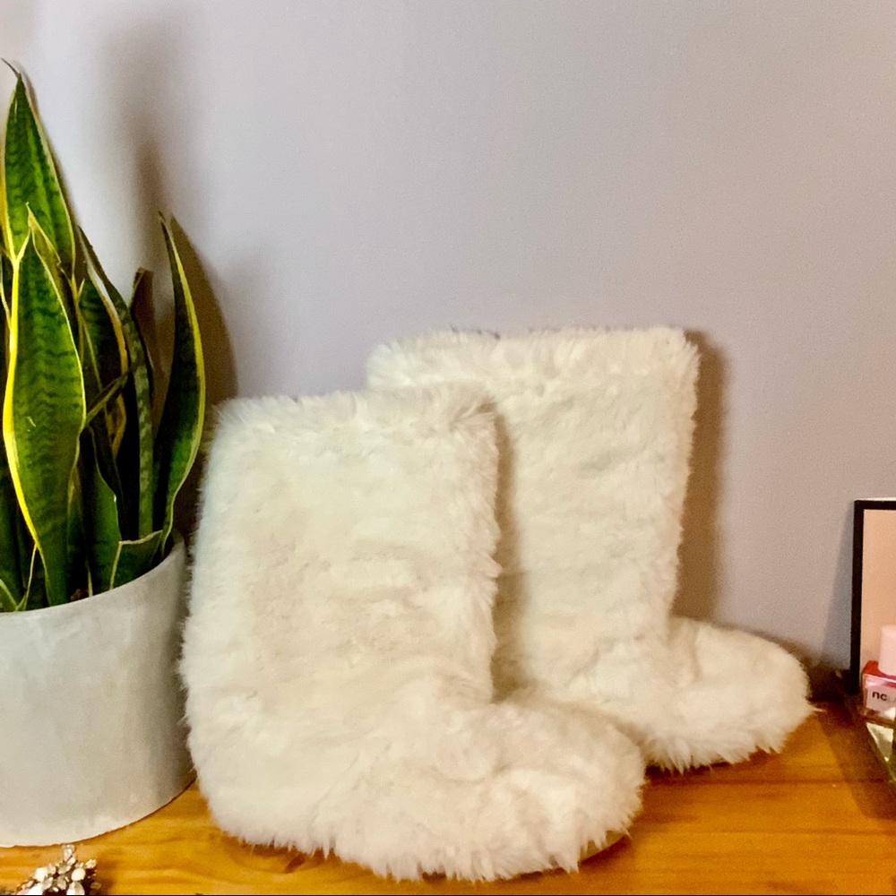 Fuzzy white slippers fits size 7.5-8.5